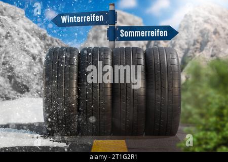 13. Oktober 2023: Sommerreifen und Winterreifen Konzept, vier Räder mit Winter- und Sommerlandschaft. Schild mit Aufschrift Sommerreifen und Winterreifen FOTOMONTAGE *** Sommerreifen und Winterreifen Konzept, vier Räder mit Winter und Sommer Landschaft. Schild mit Aufschrift Sommerreifen und Winterreifen FOTOMONTAGE Credit: Imago/Alamy Live News Stockfoto