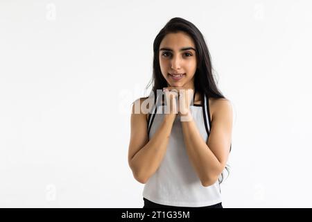 Fröhliches, junges asiatisches lächelndes, entzücktes Gesicht jubelt pumpende Fäuste ekstatisch feiert Erfolg. ja, Geste auf grauem Hintergrund. Stockfoto