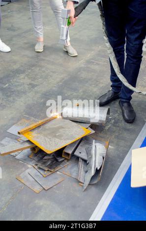 Metallreinigung mit Laser. Ein Mann, der eine Metalloberfläche mit einer Laser-Metallreinigungsmaschine von Rost reinigt. Arbeiter, der Metall von der Beschichtung mit dem Laser reinigt. Laser Clean-Technologien aus Stahl. Neue moderne Technologie Stockfoto