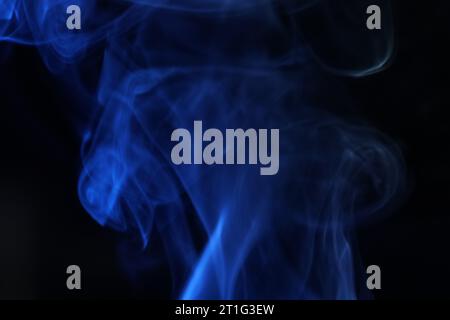 Blauer Rauch auf dunklem Hintergrund, farbenfrohe abstrakte Rauchfotografie Stockfoto