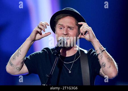 Leipzig, Deutschland. Oktober 2023. Sänger Johannes Oerding singt bei der Medienpreisverleihung „Goldene Henne“. Der Publikumspreis wird zum 29. Mal auf einer TV-Gala in Leipzig verliehen. Quelle: Hendrik Schmidt/dpa/Alamy Live News Stockfoto