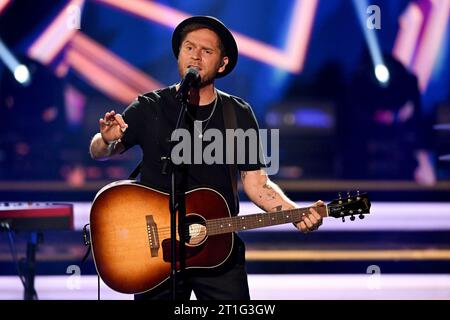 Leipzig, Deutschland. Oktober 2023. Sänger Johannes Oerding singt bei der Medienpreisverleihung „Goldene Henne“. Der Publikumspreis wird zum 29. Mal auf einer TV-Gala in Leipzig verliehen. Quelle: Hendrik Schmidt/dpa/Alamy Live News Stockfoto