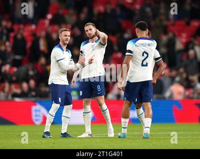 Der Engländer James Maddison spricht mit seinen Teamkollegen Jordan Henderson und Trent Alexander-Arnold während des internationalen Freundschaftsspiels im Wembley Stadium in London. Bilddatum: Freitag, 13. Oktober 2023. Stockfoto