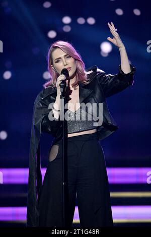 Leipzig, Deutschland. Oktober 2023. Sängerin Alexa Feser singt bei der Preisverleihung „Goldene Henne“. Der Publikumspreis wird zum 29. Mal auf einer TV-Gala in Leipzig verliehen. Quelle: Hendrik Schmidt/dpa/Alamy Live News Stockfoto