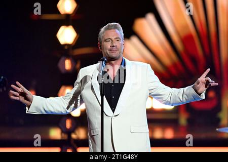 Leipzig, Deutschland. Oktober 2023. Sasha singt bei der Preisverleihung der Goldenen Henne. Der Publikumspreis wird zum 29. Mal auf einer TV-Gala in Leipzig verliehen. Quelle: Hendrik Schmidt/dpa/Alamy Live News Stockfoto