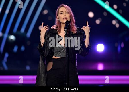 Leipzig, Deutschland. Oktober 2023. Sängerin Alexa Feser singt bei der Preisverleihung „Goldene Henne“. Der Publikumspreis wird zum 29. Mal auf einer TV-Gala in Leipzig verliehen. Quelle: Hendrik Schmidt/dpa/Alamy Live News Stockfoto