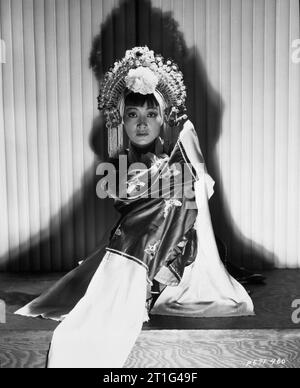 ANNA MAY WONG Publicity Portrait von GEORGE HURRELL für DANGEROUS TO KNOW 1938 Regisseur ROBERT FLOREY Kostümdesign EDITH KOPF Paramount Pictures Stockfoto