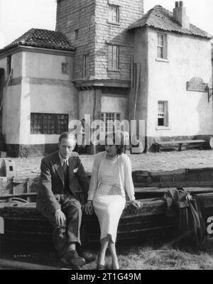 LESLIE HOWARD und MERLE OBERON am Set des SCHARLACHROTEN PIMPERNEL 1934 von HAROLD YOUNG, produziert von ALEXANDER KORDA Roman BARONESS ORCZY London Film Productions Stockfoto