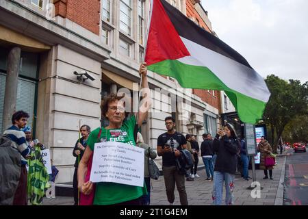 London, Großbritannien. Oktober 2023. Ein Demonstrant hält während der Demonstration eine palästinensische Flagge. Propalästinensische Demonstranten versammelten sich vor den Büros des Labour Party-Vorsitzenden Keir Starmer im Crowndale Centre in Camden, um auf seine Unterstützung Israels zu reagieren, während der Krieg zwischen Israel und der Hamas andauert. Quelle: SOPA Images Limited/Alamy Live News Stockfoto