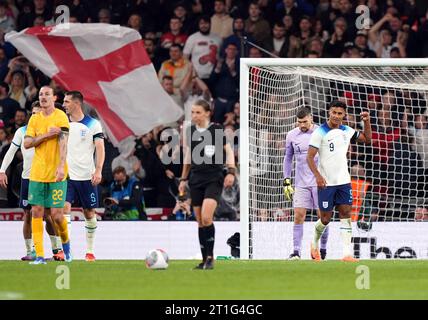 Die Englands Ollie Watkins (rechts) feiert das erste Tor ihrer Mannschaft während des internationalen Freundschaftsspiels im Wembley Stadium in London. Bilddatum: Freitag, 13. Oktober 2023. Stockfoto