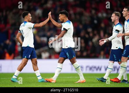 Englands Ollie Watkins (rechts) feiert mit Teamkollege Trent Alexander-Arnold das erste Tor des Spiels während des internationalen Freundschaftsspiels im Wembley Stadium in London. Bilddatum: Freitag, 13. Oktober 2023. Stockfoto