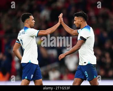 Englands Ollie Watkins (rechts) feiert mit Teamkollege Trent Alexander-Arnold das erste Tor des Spiels während des internationalen Freundschaftsspiels im Wembley Stadium in London. Bilddatum: Freitag, 13. Oktober 2023. Stockfoto