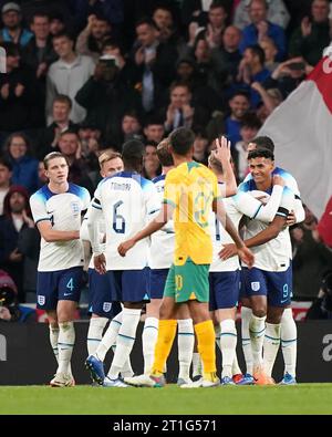 Die Englands Ollie Watkins (rechts) feiert das erste Tor ihrer Mannschaft während des internationalen Freundschaftsspiels im Wembley Stadium in London. Bilddatum: Freitag, 13. Oktober 2023. Stockfoto