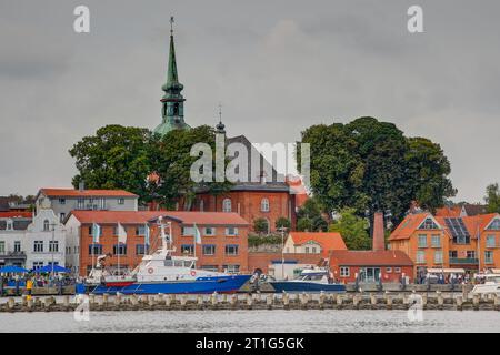 Der malerische Hafen der Stadt Kappeln an der Schlei mit der St. Nikolai-Kirche im Hintergrund. Stockfoto