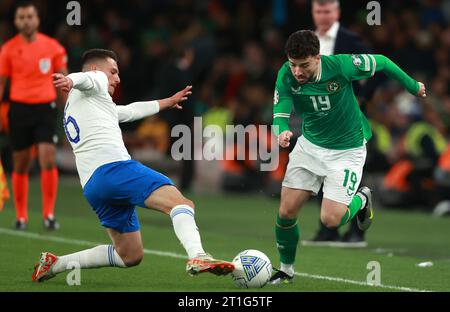 Der irische Michael Johnston (rechts) und der griechische Anastasios Chatzigiovanis kämpfen um den Ball während des Qualifikationsspiels der Gruppe B zur UEFA Euro 2024 im Aviva Stadium in Dublin. Bilddatum: Freitag, 13. Oktober 2023. Stockfoto