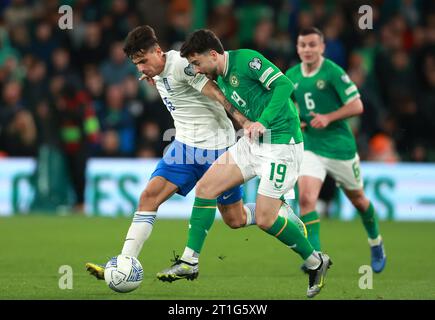 Der irische Michael Johnston (rechts) und der griechische Lazaros Rota kämpfen während des Qualifikationsspiels der Gruppe B zur UEFA Euro 2024 im Aviva Stadium in Dublin um den Ball. Bilddatum: Freitag, 13. Oktober 2023. Stockfoto