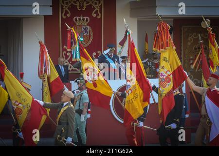 Madrid, Spanien. Oktober 2023. Eine Gruppe von Soldaten parade mit spanischen Fahnen vor der Büchse der Behörden während der Veranstaltung zum Nationalfeiertag Spaniens. König Felipe VI. Wird zusammen mit Prinzessin Leonor und Königin Leticia während der Parade anlässlich des spanischen Nationalfeiertags am 12. Oktober gesehen. (Foto: David Canales/SOPA Images/SIPA USA) Credit: SIPA USA/Alamy Live News Stockfoto