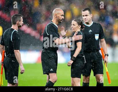 Schiedsrichterin Stephanie Frappart (Mitte rechts) spricht während des internationalen Freundschaftsspiels im Wembley Stadium in London mit anderen Beamten. Frappert ist die erste Frau, die ein internationales Spiel für Männer in Wembley leitet. Bilddatum: Freitag, 13. Oktober 2023. Stockfoto