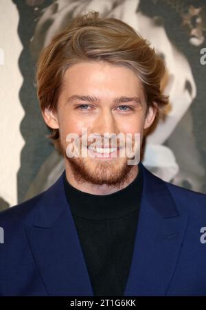 Joe Alwyn nimmt an der britischen Premiere von „The Favorite“ am Odeon Luxe Leicester Square in London Teil. Stockfoto