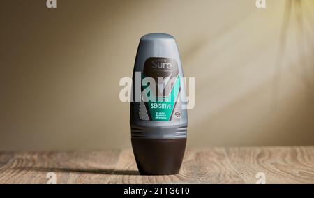 Mansfield, Nottingham, Vereinigtes Königreich, 13. Oktober 2023: Studio-Produktbild von Sure Roll auf Deodorant für Männer. Stockfoto
