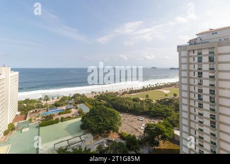 Blick auf den Strand Barra da Tijuca in Rio de Janeiro, Brasilien. Stockfoto