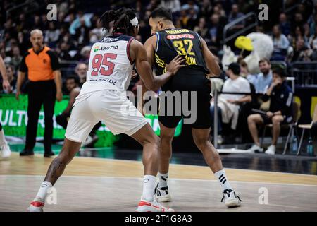 Berlin, Deutschland. Oktober 2023. Louis Olinde von Alba Berlin war in der zweiten Runde der regulären Saison 2023/2024 der Turkish Airlines Euroleague zwischen Alba Berlin und Baskonia Vitoria-Gasteiz in der Mercedes-Benz Arena im Einsatz. Endpunktzahl: Baskonia Vitoria-Gasteiz 91:86 Alba Berlin. (Foto: Nicholas Müller/SOPA Images/SIPA USA) Credit: SIPA USA/Alamy Live News Stockfoto