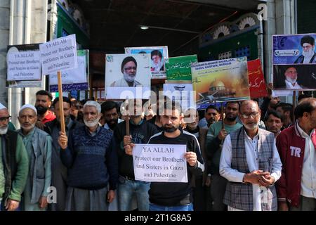 Srinagar Kaschmir, Indien. Oktober 2023. Kaschmiri-schiitische Muslime nehmen an einem Protest gegen Israel in Budgam Teil, etwa 16 km von Srinagar entfernt. Dutzende schiitische Muslime aus Kaschmir versammelten sich nach dem Höhepunkt der Freitagsgebete der Gemeinde, riefen anti-israelische Parolen und protestierten gegen Israels Aktionen im Gazastreifen. Tausende Israelis und Palästinenser sind gestorben, nachdem die militante Gruppe Hamas am 07. Oktober 2023 einen beispiellosen Angriff auf Israel aus dem Gazastreifen gestartet hatte, woraufhin Israel unzählige Streiks auf die palästinensische Enklave verübte. Fluss Jhelum in Srinagar. Stockfoto