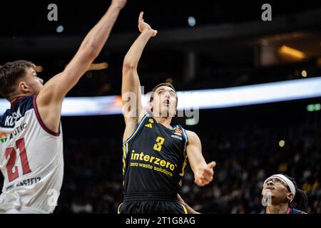 Berlin, Deutschland. Oktober 2023. Khalifa Diop (L) von Baskonia Vitoria-Gasteiz und Louis Olinde (R) von Alba Berlin in der zweiten Runde der regulären Saison 2023/2024 der Turkish Airlines Euroleague zwischen Alba Berlin und Baskonia Vitoria-Gasteiz in der Mercedes-Benz Arena. Endpunktzahl: Baskonia Vitoria-Gasteiz 91:86 Alba Berlin. (Foto: Nicholas Müller/SOPA Images/SIPA USA) Credit: SIPA USA/Alamy Live News Stockfoto