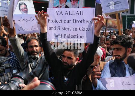 Srinagar Kaschmir, Indien. Oktober 2023. Kaschmiri-schiitische Muslime schreien Slogans und tragen Plakate bei sich, während sie an einem Protest gegen Israel in Budgam, etwa 16 km von Srinagar entfernt, teilnehmen. Dutzende schiitische Muslime aus Kaschmir versammelten sich nach dem Höhepunkt der Freitagsgebete der Gemeinde, riefen anti-israelische Parolen und protestierten gegen Israels Aktionen im Gazastreifen. Tausende von Israelis und Palästinensern sind gestorben, nachdem die militante Gruppe Hamas am 07. Oktober 2023 einen beispiellosen Angriff auf Israel aus dem Gazastreifen gestartet hatte, woraufhin Israel unzählige Streiks gegen die Pales verübte Stockfoto