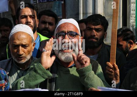 Srinagar Kaschmir, Indien. Oktober 2023. Ein älterer kaschmirischer schiitischer muslimischer Moslem schreie Slogans, als er an einem Protest gegen Israel in Budgam, etwa 16 km von Srinagar entfernt, teilnahm. Dutzende schiitische Muslime aus Kaschmir versammelten sich nach dem Höhepunkt der Freitagsgebete der Gemeinde, riefen anti-israelische Parolen und protestierten gegen Israels Aktionen im Gazastreifen. Tausende Israelis und Palästinenser sind gestorben, nachdem die militante Gruppe Hamas am 07. Oktober 2023 einen beispiellosen Angriff auf Israel aus dem Gazastreifen gestartet hatte, woraufhin Israel unzählige Angriffe auf die palästinensische Zone verübte Stockfoto