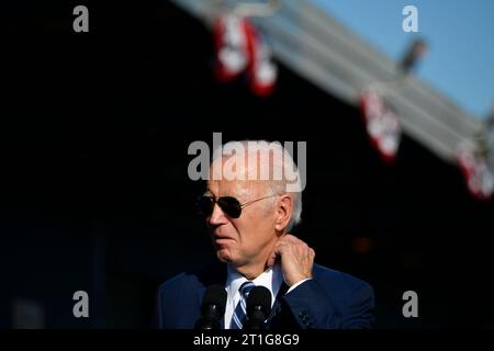 Philadelphia, Usa. Oktober 2023. US-Präsident Joseph Biden hält während eines Besuchs im Tioga Marine Terminal in Philadelphia, PA, USA, am 13. Oktober 2023 eine Stellungnahme zur wirtschaftlichen Agenda seiner Regierung. (Bastiaan Slabbers/SIPA USA) Credit: SIPA USA/Alamy Live News Stockfoto