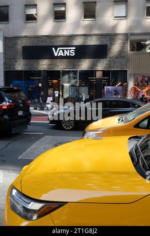 Vans ist ein Händler für Skateboardschuhe und -Bekleidung an der Fifth Avenue, NYC, USA 2023 Stockfoto