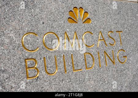 Nahaufnahme des Comcast-Bauschilds im 30 Rockefeller Center, 2023, New York City, USA Stockfoto