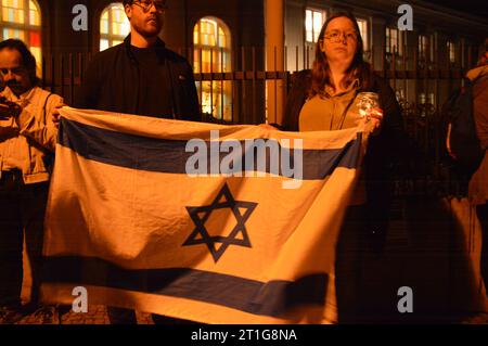 Berlin Deutschland - 13. Oktober 2023 - Kerzenlicht-Mahnwache für die jüdische Gemeinde vor der Fraenkelufer-Synagoge in Berlin Kreuzberg. (Foto: Markku Rainer Peltonen) Stockfoto