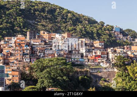 Häuser auf dem Cantagalo Hill in Rio de Janeiro, Brasilien. Stockfoto