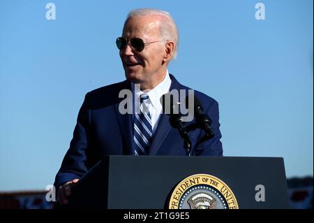 Philadelphia, Usa. Oktober 2023. US-Präsident Joseph Biden hält während eines Besuchs im Tioga Marine Terminal in Philadelphia, PA, USA, am 13. Oktober 2023 eine Stellungnahme zur wirtschaftlichen Agenda seiner Regierung. (Bastiaan Slabbers/SIPA USA) Credit: SIPA USA/Alamy Live News Stockfoto