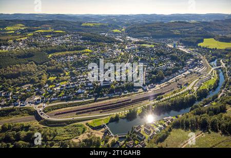 Luftbild, Kath. Pfarrkirche St. Johannes Nepomuk, am Güterbahnhof, Bahnhof, Sonnenreflex im Fluss Lenne, Kreisverkehr Bundesstraße B236 und Attendorner Straße, Altfinnentrop, Finnentrop, Sauerland, Nordrhein-Westfalen, Deutschland ACHTUNGxMINDESTHONORARx60xEURO *** Luftansicht, katholische Pfarrkirche St. Johannes Nepomuk, am Güterbahnhof, Bahnhof, Sonnenspiegelung in der Lenne, Verkehrskreis Bundesstraße B236 und Attendorner Straße, Altfinnentrop, Finnentrop, Sauerland, Nordrhein-Westfalen, Deutschland ATTENTIONxMINESTHONORARx60xEURO Credit: Imago/Alamy Live News Stockfoto