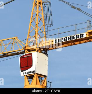 Moskau, Russland - 11. Oktober 2023. Kabine und Teil des liebherr-Kranauslegers Stockfoto