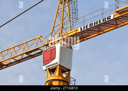 Moskau, Russland - 11. Oktober 2023. Kabine und Teil des liebherr-Kranauslegers Stockfoto