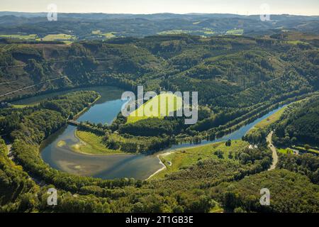 Luftbild, Bigge Ahauser Stausee, Ahauser Klippen, Speicherkraftwerk Ahausen, Schloss Ahausen, Finnentrop, Sauerland, Nordrhein-Westfalen, Deutschland ACHTUNGxMINDESTHONORARx60xEURO *** Luftaufnahme, Bigge Ahauser Stausee, Ahauser Klippen, Speicherkraftwerk Ahausen, Burg Ahausen, Finnentrop, Sauerland, Nordrhein-Westfalen, Deutschland ATTENTIONxMINESTHONORARx60xEURO Credit: Imago/Alamy Live News Stockfoto