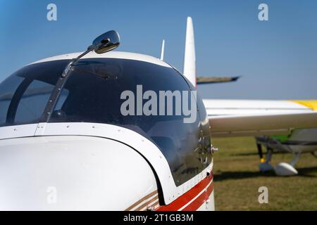 Kleines Flugzeugcockpit mit Rückspiegel Stockfoto