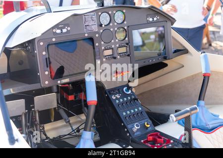 Modernes Cockpit für zwei Sitzer mit kleinem Hubschrauber Stockfoto