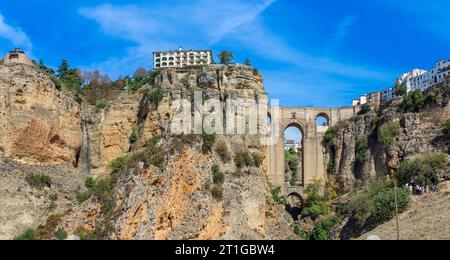 RONDA, SPANIEN - 6. OKTOBER 2023: Panoramablick auf die Puente-Nuevo-Brücke am sonnigen Tag in Ronda, Spanien am 6. Oktober 2023 Stockfoto