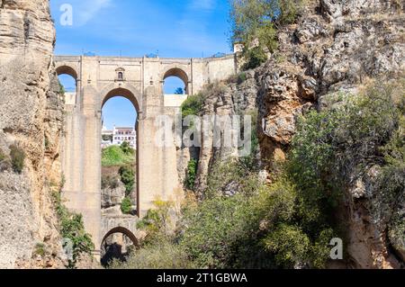 RONDA, SPANIEN - 6. OKTOBER 2023: Panoramablick auf die Puente-Nuevo-Brücke am sonnigen Tag in Ronda, Spanien am 6. Oktober 2023 Stockfoto