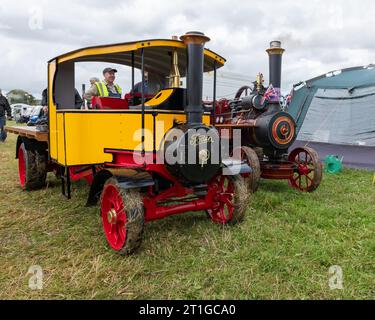 Low Ham.Somerset.Vereinigtes Königreich.23. Juli 2023.Ein Paar Miniatur-Traktionsmotoren sind auf der Somerset Dampf- und Country-Show zu sehen Stockfoto