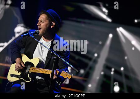 Leipzig, Deutschland. Oktober 2023. Sänger Johannes Oerding singt bei der Medienpreisverleihung „Goldene Henne“. Der Publikumspreis wird zum 29. Mal auf einer TV-Gala in Leipzig verliehen. Quelle: Hendrik Schmidt/dpa/Alamy Live News Stockfoto