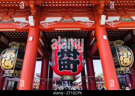 Tokio, Japan - 9. April 2023: Eingang des Senso-JI-Tempels mit einer Menge unbekannter Besucher. Es ist ein alter buddhistischer Tempel in Asaku Stockfoto