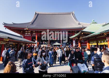 Tokio, Japan - 9. April 2023: Eingang des Senso-JI-Tempels mit einer Menge unbekannter Besucher. Es ist ein alter buddhistischer Tempel in Asaku Stockfoto