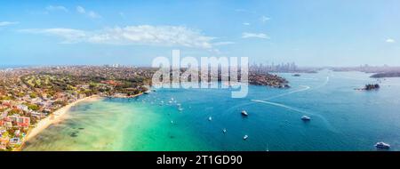 Rose Bay Beach am Hafen von Sydney mit Panoramablick auf die Stadt in der Ferne CBD und Hai Island. Stockfoto