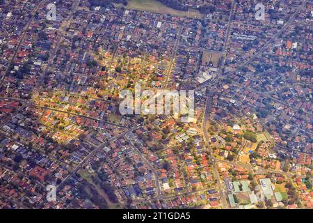 Flugzeug fliegt über Western Sydney Stadt Ryde Wohnvororte in Australien - Wohneigentum und Immobilienmarkt. Stockfoto